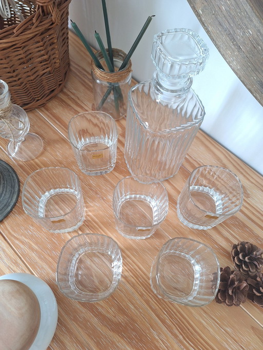 Gestreepte whiskyglazen en karaffen