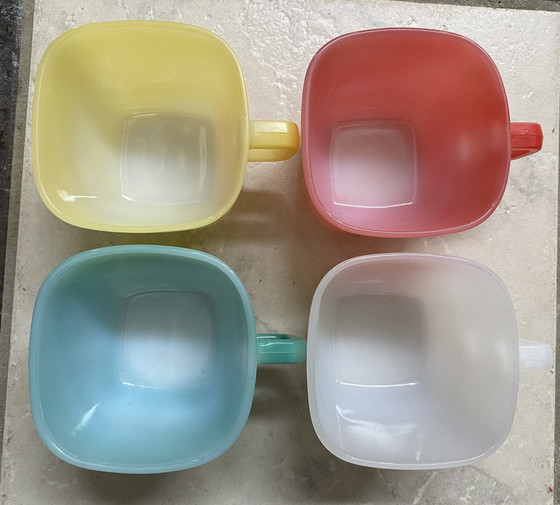 Image 1 of Set van 4 kleurrijke opaalglas bekers 1960S