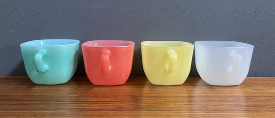 Image 1 of Set van 4 kleurrijke opaalglas bekers 1960S