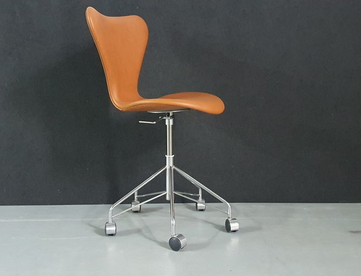 Fritz Hansen  3117 Series 7 stoel door Arne Jacobsen