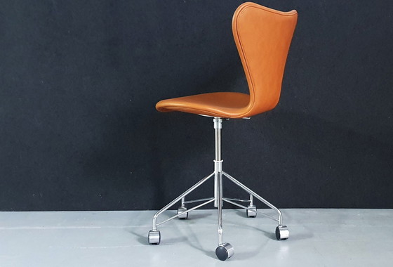 Image 1 of Fritz Hansen  3117 Series 7 stoel door Arne Jacobsen