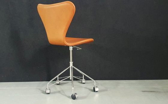 Image 1 of Fritz Hansen  3117 Series 7 stoel door Arne Jacobsen