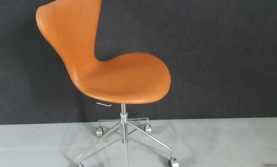 Image 1 of Fritz Hansen  3117 Series 7 stoel door Arne Jacobsen