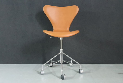 Fritz Hansen  3117 Series 7 stoel door Arne Jacobsen