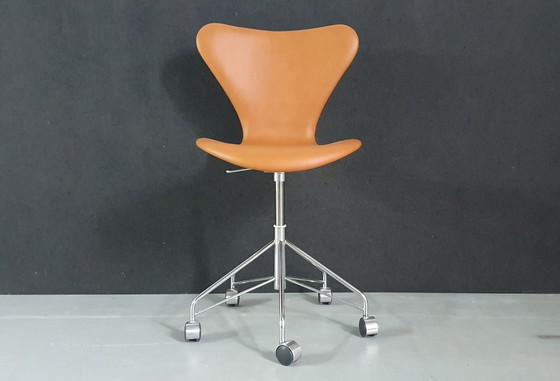 Image 1 of Fritz Hansen  3117 Series 7 stoel door Arne Jacobsen