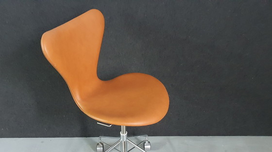 Image 1 of Fritz Hansen  3117 Series 7 stoel door Arne Jacobsen