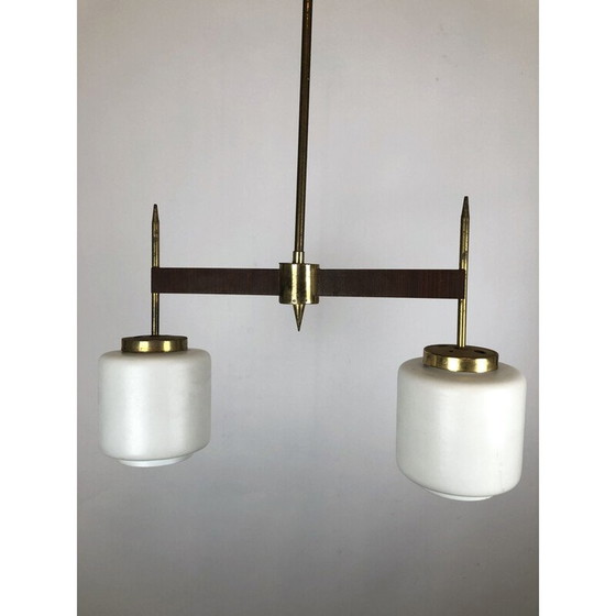 Image 1 of Vintage kroonluchter met twee lampen in messing hout en opaline, Italië 1950