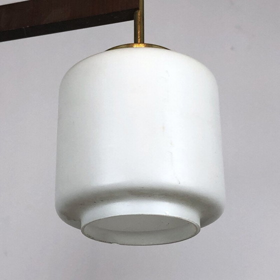 Image 1 of Vintage kroonluchter met twee lampen in messing hout en opaline, Italië 1950
