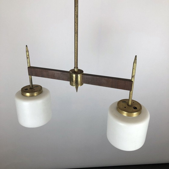 Image 1 of Vintage kroonluchter met twee lampen in messing hout en opaline, Italië 1950