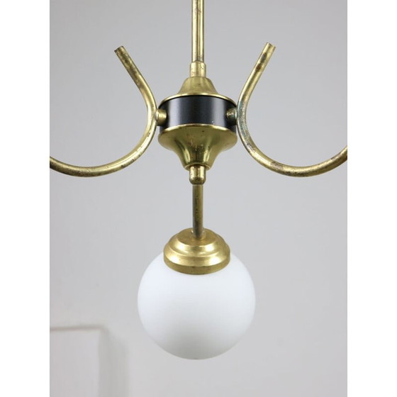 Image 1 of Italiaanse kroonluchter in mid-century messing en opaline glas