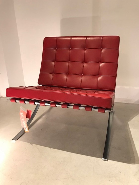 Image 1 of Knoll Barcelona Leunstoel Nieuw-Nooit Gebruikt In Venezia Rood Leer Ontwerp L. Mies Van Der Rohe En Lilly Reich 1929