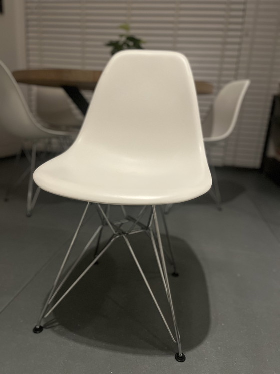 Image 1 of 6 Witte Vitra Eames Eetkamerstoelen