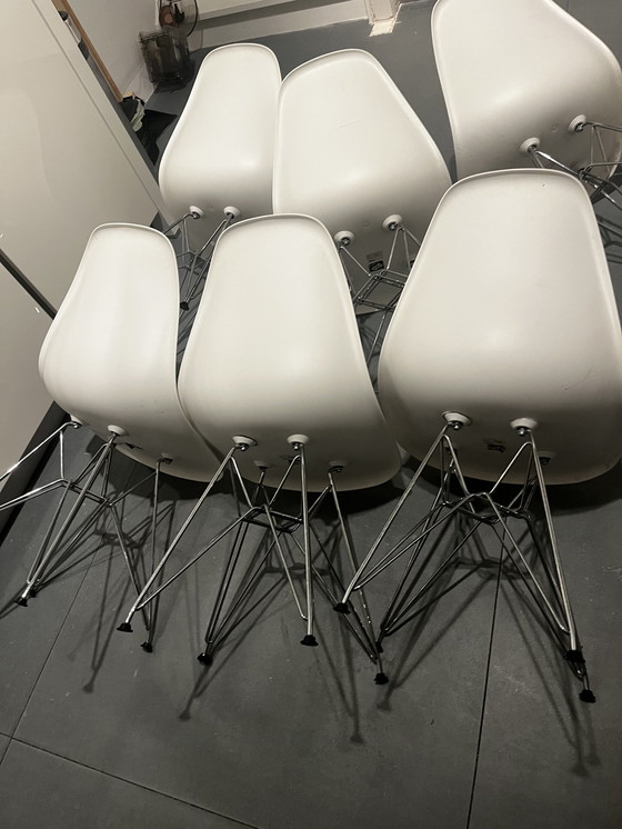 Image 1 of 6 Witte Vitra Eames Eetkamerstoelen