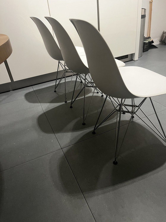 Image 1 of 6 Witte Vitra Eames Eetkamerstoelen