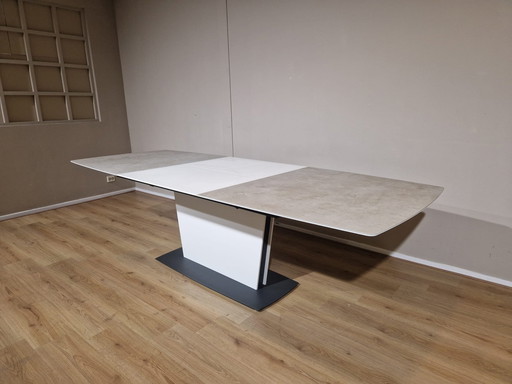 Bo Concept Milano - Eettafel - Uitschuifbaar - Nieuwstaat