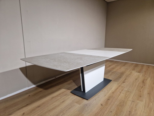 Bo Concept Milano - Eettafel - Uitschuifbaar - Nieuwstaat