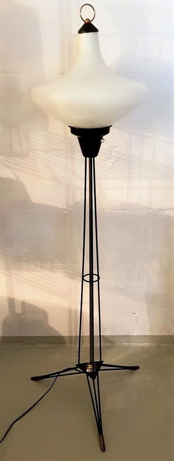 Image 1 of Italiaanse Opaline Glazen Driepoot Vloerlamp, 1950S