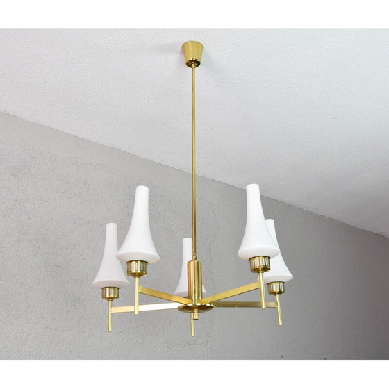 Image 1 of Mid century Scandinavische kroonluchter in messing en opaline, Zweden 1950