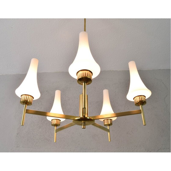 Image 1 of Mid century Scandinavische kroonluchter in messing en opaline, Zweden 1950