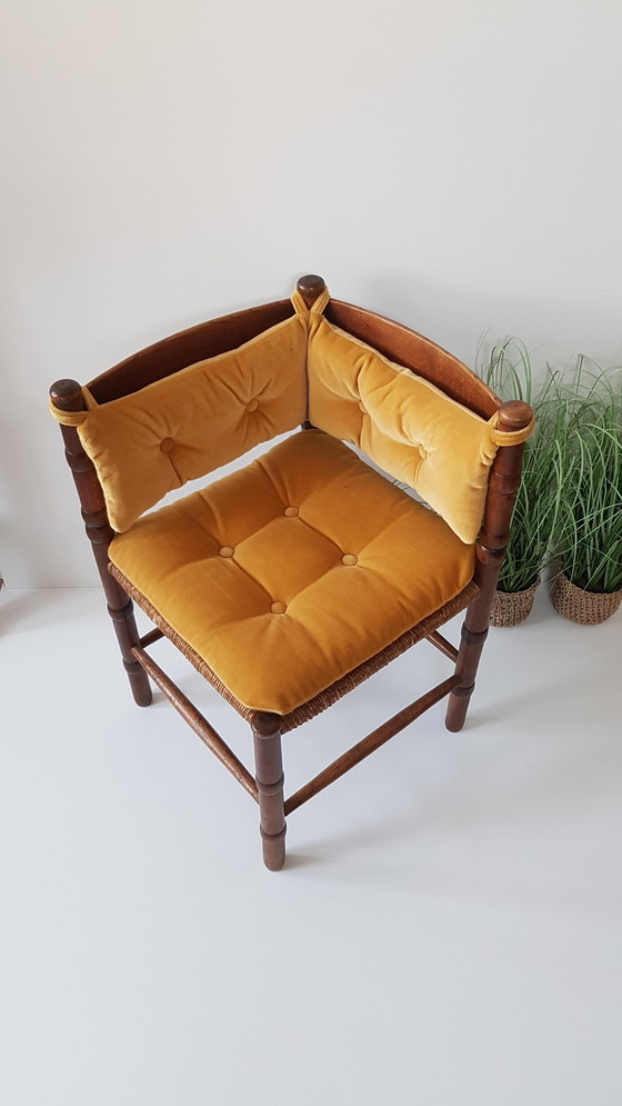 Image 1 of Vintage driehoek rotan stoeltje