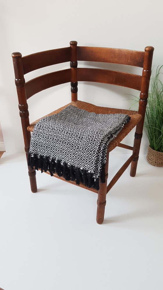 Image 1 of Vintage driehoek rotan stoeltje