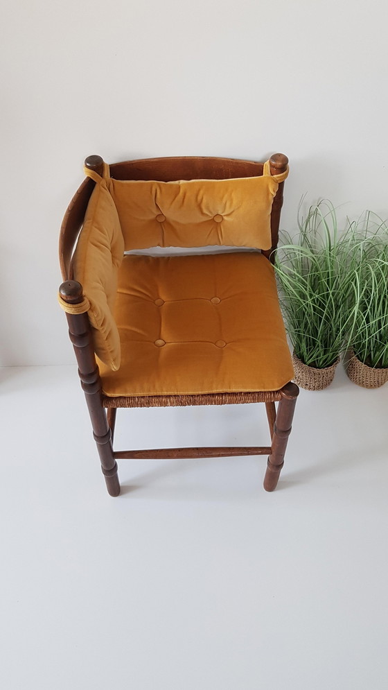 Image 1 of Vintage driehoek rotan stoeltje