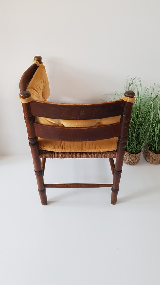 Image 1 of Vintage driehoek rotan stoeltje