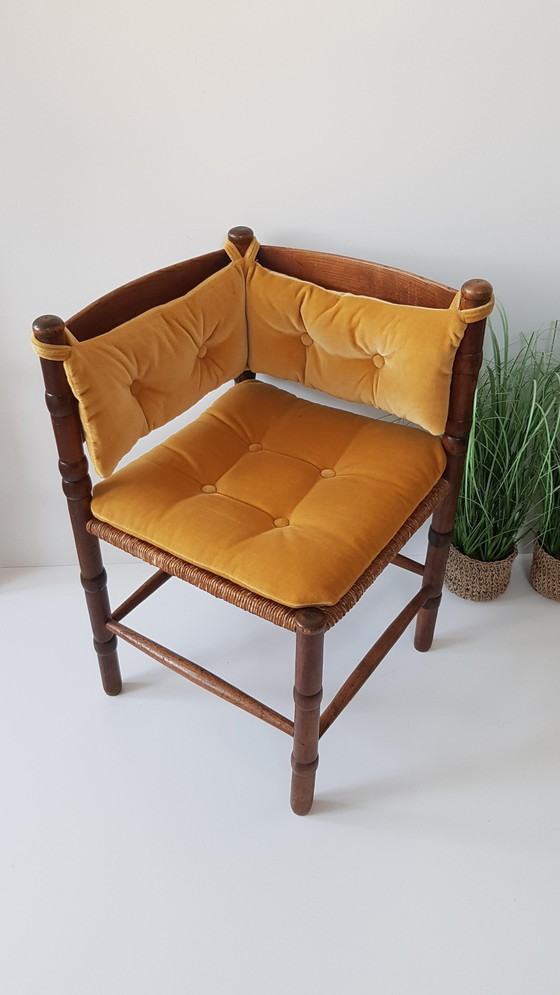 Image 1 of Vintage driehoek rotan stoeltje