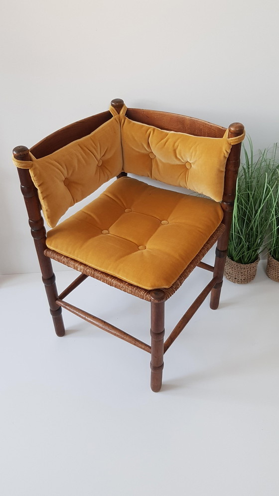 Image 1 of Vintage driehoek rotan stoeltje