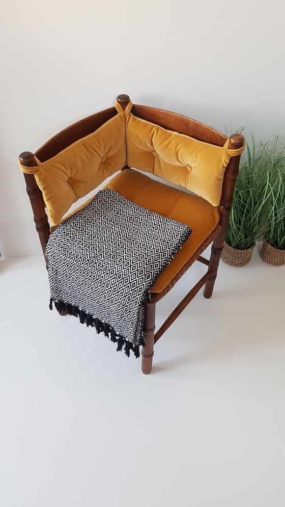 Image 1 of Vintage driehoek rotan stoeltje