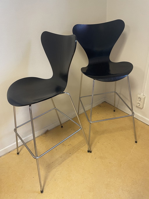 2X Fritz Hansen Series 7 Kruk. Arne Jacobsen Design Barkrukken.