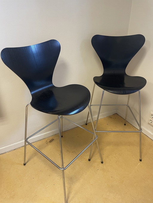 2X Fritz Hansen Series 7 Kruk. Arne Jacobsen Design Barkrukken.