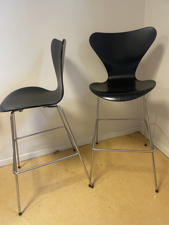 Image 1 of 2X Fritz Hansen Series 7 Kruk. Arne Jacobsen Design Barkrukken.