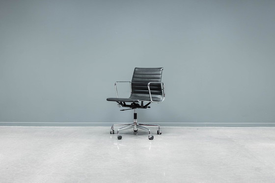 Image 1 of Eames Ea117 Alugroup bureaustoel