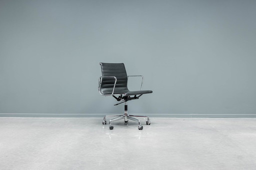 Eames Ea117 Alugroup bureaustoel