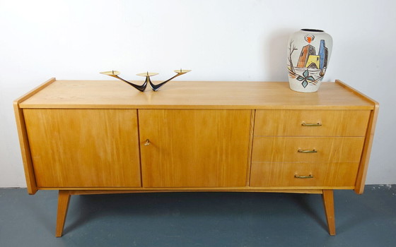 Image 1 of mid century SIDEBOARD jaren 50 iepenhout schuine poten bartels-werke