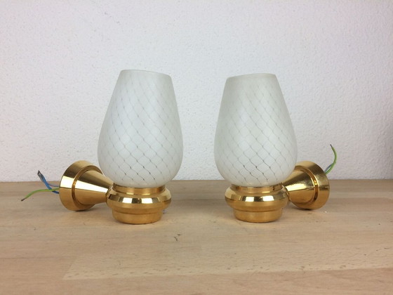 Image 1 of Paar wit opaline en massief messing wandlampen