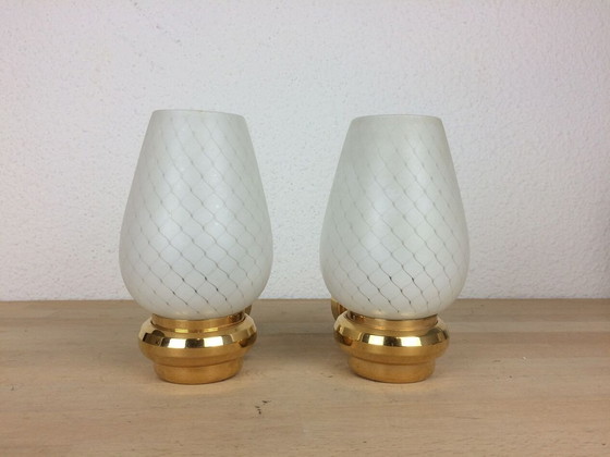 Image 1 of Paar wit opaline en massief messing wandlampen