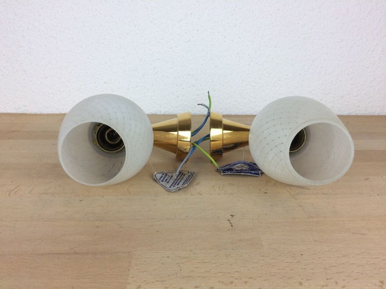 Image 1 of Paar wit opaline en massief messing wandlampen