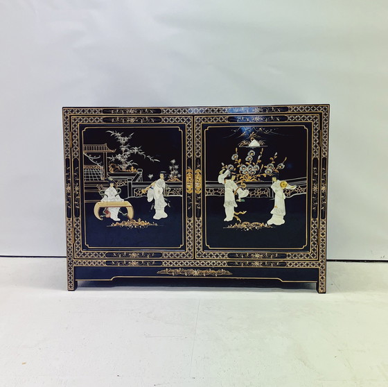 Image 1 of Chinees dressoir met handgeschilderde scènes