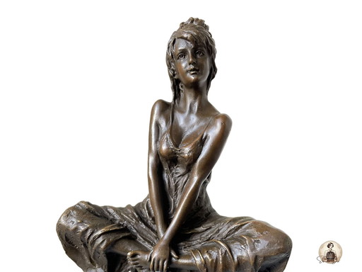 Bronzen beeld elegante dame