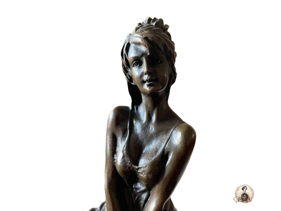 Image 1 of Bronzen beeld elegante dame