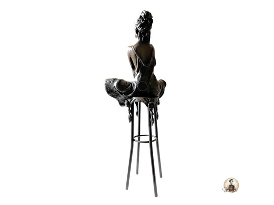 Image 1 of Bronzen beeld elegante dame