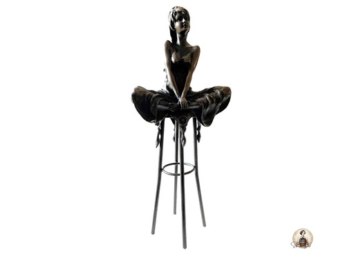 Bronzen beeld elegante dame