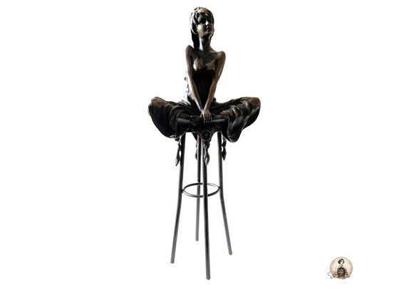 Image 1 of Bronzen beeld elegante dame