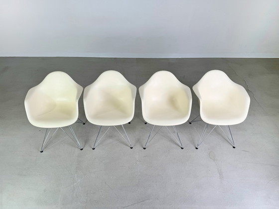 Image 1 of Set van 4 Vitra Stoelen Charles & Ray Eames Plastic Fauteuil Dar Re