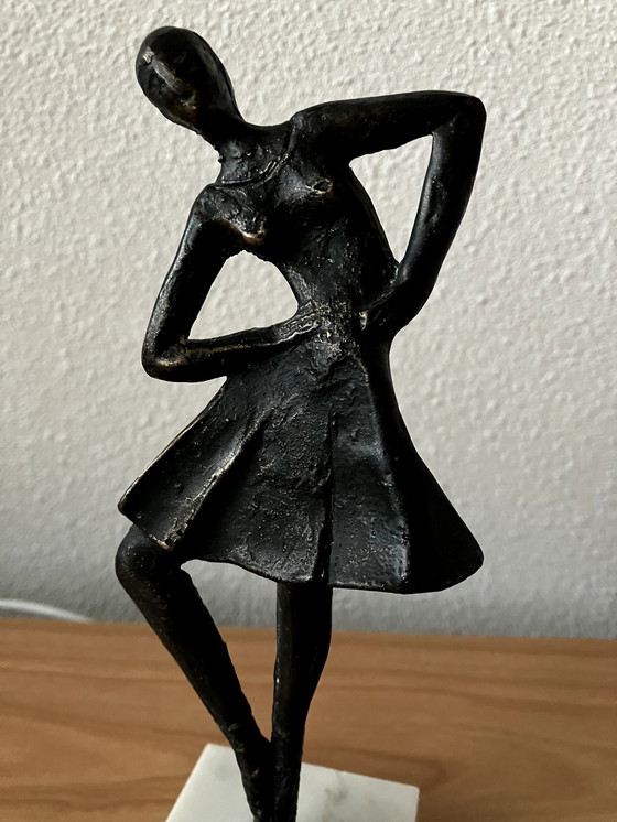 Image 1 of Bronzen Beeld Ballerina - Op Wit Marmeren Voet.