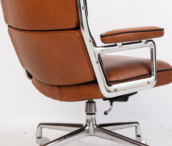 Image 1 of Herman Miller lobby chair, Charles Eames