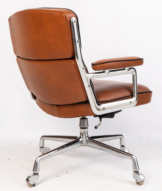 Image 1 of Herman Miller lobby chair, Charles Eames