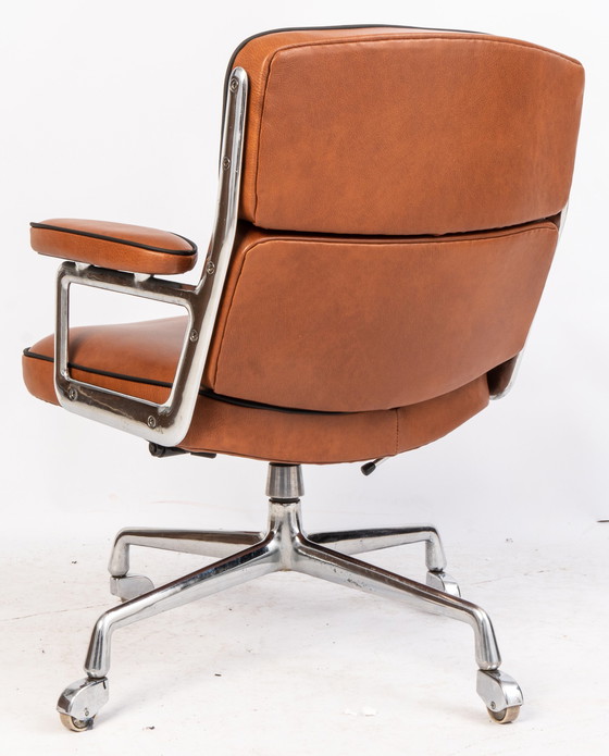 Image 1 of Herman Miller lobby chair, Charles Eames